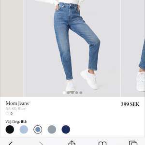 Mom jeans från Na-Kd. Om man vill ha mer bilder så skickar man privat. Frakt är inte med i priset. Tar enbart swish. 