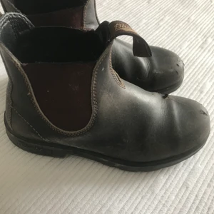 Blundatone skor  - Hej! Jag säljer mina blundstone skor som jag haft i ca 1/2 år. Skorna är i storlek 38 och är otroligt bekväma. Säljer dom för att jag har växt ur dom. (den som köper står för frakten😊)