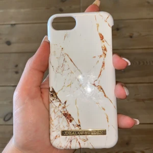 iPhone skal ideal of sweden - Skal från ideal of sweden. Pris inklusive frakt. Till iPhone 8. Säljes för 40kr eller högsta bud.
