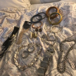 Smyckepaket  - 8st armband. 4st halsband. 7 par örhängen . 2st ringar. Kom gärna med bud !