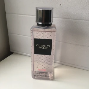 Victoria’s secret Tease fragrance mist - Kroppsspray i doften Tease från VS. Testad 1 gång, annars som ny!