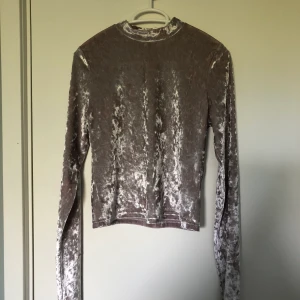 Topp, & other stories - Snygg topp, passar perfekt till fest. Storlek 40 men passar mindre