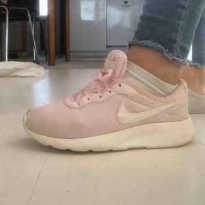  - Säljer dessa fina vitrosa Nike skorna🌸  Det är sammet I skona vi det hälarna, använd ca en gång mycket mycket bra skick de är typ som nya🌸