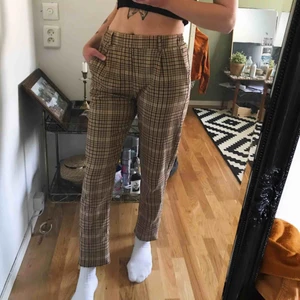  - Rutiga byxor från Bershka. Säljes pga att de ej används.  Säljer dem för 120 kronor plus frakt 🌞