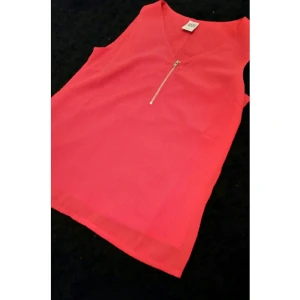  - Rosa oanvänt linne från Veromoda i storlek xs, snygg dragkedja där fram. Tänk på att frakt tillkommer :) 