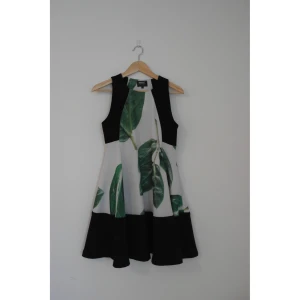 Klänning från WeSC - Världens finaste sommarklänning från WeSC!! Fint fall på kjolen, snygg skärning i halsen och fint mönster. Endast använd en gång på ett bröllop!