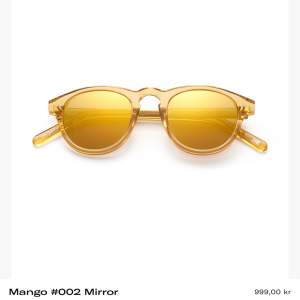 Solglasögon från chimi eyewear med fodral! Modell Mango #002 Mirror! Små repor på ena glaset men inget man tänker på när man har på sig dem. Kan skicka fler bilder vid intresse. Köparen står för frakt💞