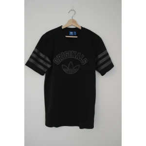 Adidas originals scuba-tee - Fetaste t-shirten från adidas. Scuba-material. Använd ett fåtal gånger! Storlek s men passar även medium