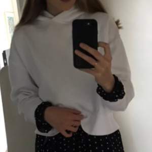 Säljer min snygga vita hoodie från zara! Storlek L men tycker den är perfekt oversized på mig som är S! Säljer då den inte kommer till användning längre🥺🥺 skriv för fler bilder eller frågor!!✨✨😘
