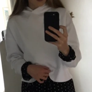 Vit hoodie från zara - Säljer min snygga vita hoodie från zara! Storlek L men tycker den är perfekt oversized på mig som är S! Säljer då den inte kommer till användning längre🥺🥺 skriv för fler bilder eller frågor!!✨✨😘