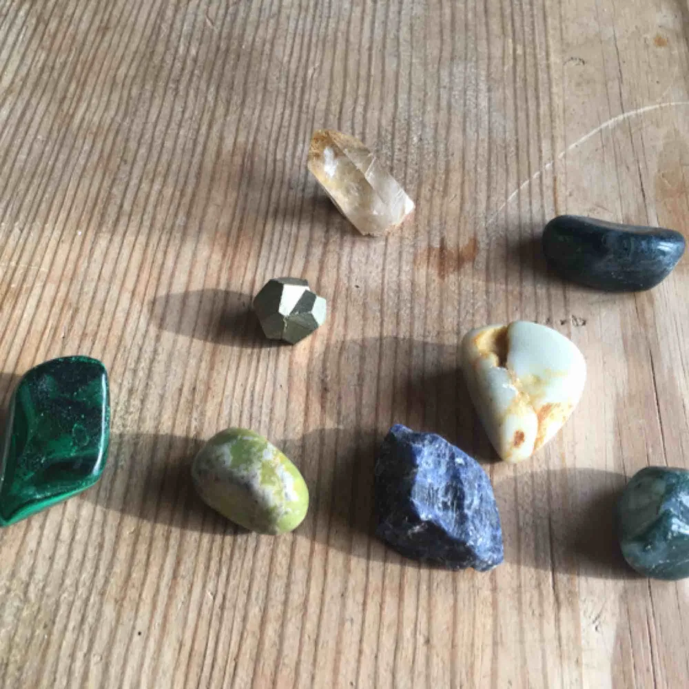 Olika sorters stenar, 10kr/st. Ex citrin, pyrit, mossagat mf.   Ev frakt betalas av köparen. Se andra bilden för de som finns kvar. Accessoarer.