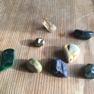 Stenar - Olika sorters stenar, 10kr/st. Ex citrin, pyrit, mossagat mf.   Ev frakt betalas av köparen. Se andra bilden för de som finns kvar