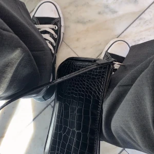 intressekoll! - intressekoll på min lilla svarta baguette väska