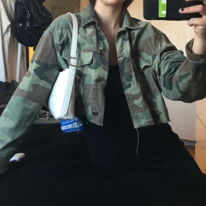 Gina croppad militär jeansjacka  - Det är en strlk. M, men jag är en XS så den kan användas på XS som lite oversize. Frakt betalas av köparen!💕💕💜🤎