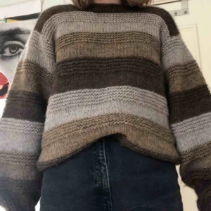  - Mysig stickad tröja köpt på secondhand för 300kr💕  Tröjan har ingen lapp, så tror att den är stickad och har därför uppskattat stoleken 