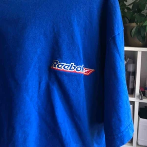  - Sjukt snygg blå croppad t-shirt från Reebok, säljer då den tyvärr inte kommer till användning längre💗 fågel syns böst på den första bilden, frakt 44 kronor💗