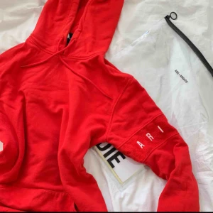  - Röd superfin hoodie från Axel Arigato i storlek S. Endast använd en gång🖤 pris kan diskuteras, Frakt tillkommer