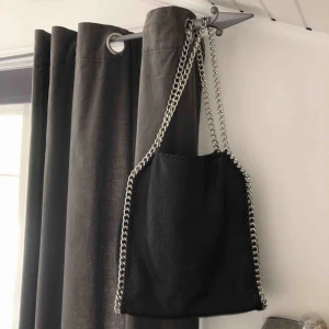  - En supersnygg väska som är köpt här på Plick, kommer tyvärr inte till användning just nu💕💕💜💜