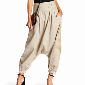  - Baggy byxa-harem byxa från Desigual. Finns inget skönaste. One size, passar allt från S-L. Toppskick. Frakt 43kr