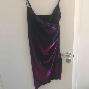 Festklänning stl M  - Halvlång klänning som ändrar färg beroende på ljus. I visst ljus är den rosa och ibland mer grönblå. Klänningen var för stor för mig när jag fick den så jag sydde in den men sömmarna går att sprätta om man vill ha den större. Jag har aldrig använt den. 