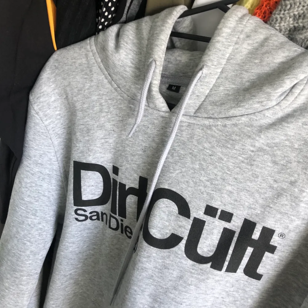 Säljer en helt ny dirtcült hoddie i strl M. Testad så i nyskick! . Hoodies.