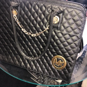 Michael kors väska  - Säljer en Michael kors väska som är i bästa kopian, köptes för 2000kr, säljer för 350kr, köparen står för frakt 