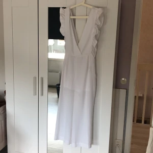 Vit byxdress Monki Strl 38 - En superfin vit byxdress från Monki, tyvärr för stor för mig. Frakten är ungefär 40-60 kr, har inte vägt plagget än