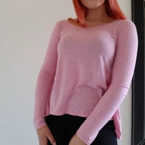 Volang tröja - Använd 1 gång. Volang back på tröjan. 