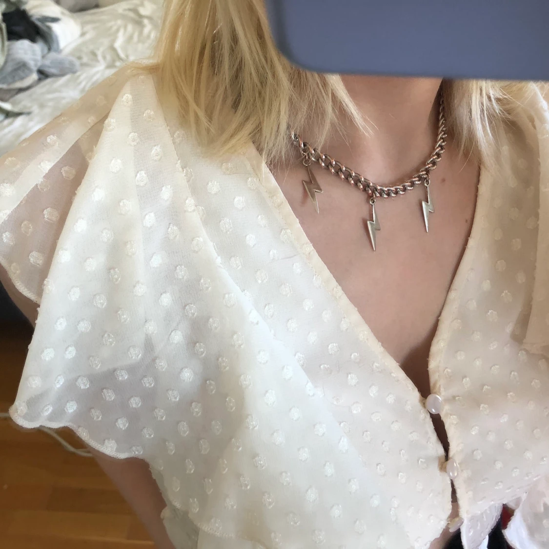 Piffig beige blus med volanger storlek S - 90