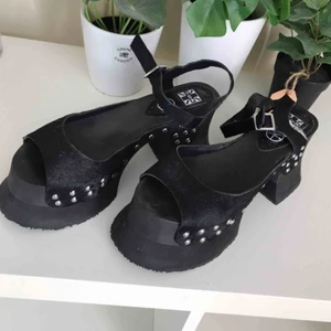  - Badass platåsandaler från TUK, inköpta för flera år sen men sparsamt använda. Nypris var runt 600 kr! ✨ Skorna är gjorda av koläder och äkta trä 💖