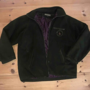  - Mörkgrön Deerhunter flis med lila foder, stor i storleken skulle säga att det är som en L. Shippas från Köpenhamn till Sverige för 99 kronor! 