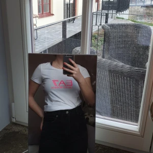 Armani t shirt med rosa tryck - Använd fåtal gånger, i ny skick. Storleken är XS men kan även passa S. Tar swisch, kan mötas i Eskilstuna annars står köparen för frakten