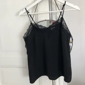 Pyjamasset - Ett fint pyjamasset med spets o volanger. Shortsen har mindre vita fläckar på sig (3e bilden), jag tycker dock inte man tänker särskilt på det. Köparen står för frakten 💕