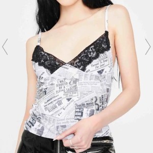 NEWSPAPER LINNE - MYCKET poppis. Slutsålt linne från dollskill. Oanvänd med tagg kvar. Pris dissikeras ej. 11kr frakt tillkommer. Large men liten till modellen. Jag är en 38/40. Adjustable straps så passar S-L. Enligt mig. Snyggt med en polo/ tshirt under också. 