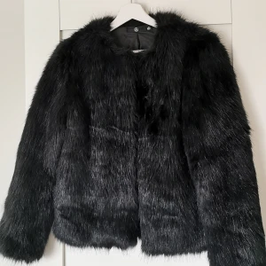 Faux Fur jacka  - Missguided jacka i storlek 34 i väldigt bra skick. 