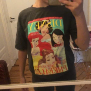 Disney T-shirt  - Säljer denna fina och trendiga t-shirt från zara. Inte använd många gånger och säljer för att jag inte använder. Bra skick, buda!!❤️
