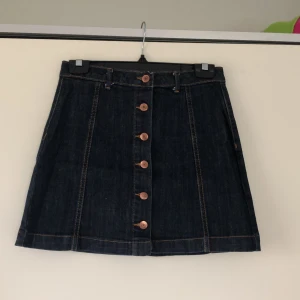 Jeanskjol - En fin jeanskjol i lite mörkare jeanstyg, strl 38. Frakt tillkommer.