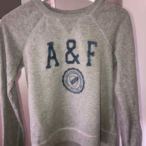 Grå sweatshirt från Abercrombie & Fitch, storlek XS, nypris ca 250kr.
