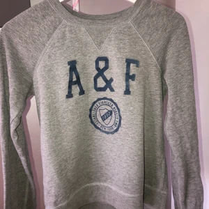 Sweatshirt/collegetröja a&f - Grå sweatshirt från Abercrombie & Fitch, storlek XS, nypris ca 250kr.