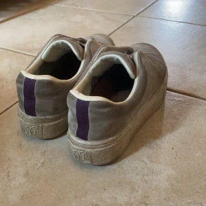 Eytys Doja Suede gråa - Säljer mina älskade Eytys i modellen ”Doja Suede” i en grå färg. Välanvända, men fortfarande användbara! Eytys distrahera medföljer. Köpta för 1800kr på Eytys butik i Stockholm. (Äkta mocka)