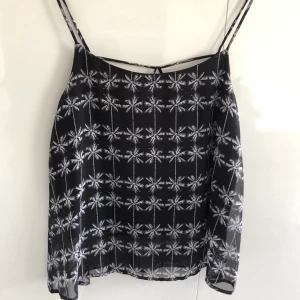 Linne med palmer  - Svart linne med palmer på i storlek S. Frakt tillkommer 