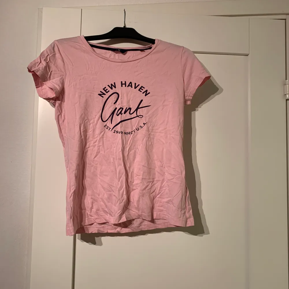 Säljer en jättefin rosa gant t-shirt i storlek s! Jätte skön och snygg! Funkar lika bra till mjukisbyxor som till snygga jeans eller kjol! Perfekt ju!! Köparen står för frakten. T-shirts.