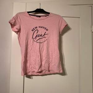 Säljer en jättefin rosa gant t-shirt i storlek s! Jätte skön och snygg! Funkar lika bra till mjukisbyxor som till snygga jeans eller kjol! Perfekt ju!! Köparen står för frakten