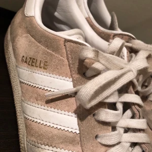 Skor - Lite smutsiga adidas Gazelle skor, går att tvätta så blir dem som nya, frakt 88kr📦