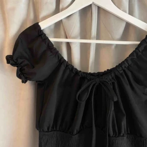  - Pris kan diskuteras! Skitsnygg singoallatopp! Svårt att säga storlek, den passar XS-M, eftersom man kan knyta hur hårt som helst vid bysten och de är väldigt stretchig!