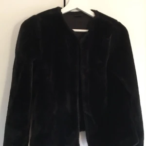 Svart pälsjacka - Säljer min svarta fake päls jacka från gina tricot. Perfekt nu till sommaren och våren 💫🥂