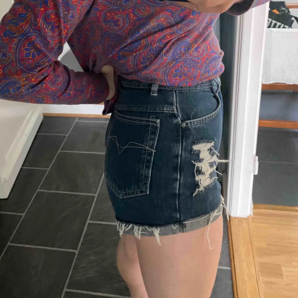 De perfekta jeansshortsen. 100% bomull, vintage, mycket hög midja! Slitningar framtill och nertill. Ingen storlek i. Är en S/M och kan preciiiis knäppa. En mindre S eller XS tror jag passar utmärkt! . Shorts.