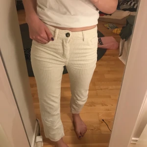 Beiga byxor - Beiga byxor i Manchester tyg. Köpta på H&M och är i strl 34.