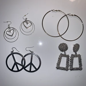 Silver och guld örhängen  - Oäkta. Fina silver örhängen samt guld hoops. Ett par: 15. Två par: 20kr. Samt alla för: 40kr. Alla är Asol tvättade och rena. Köparen står för frakten💕