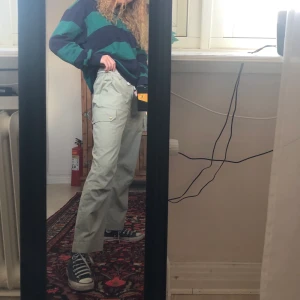 Cargopants - SJUKT snygga cargopants som tyvärr ej kommer till användning. Storleken skulle jag säga passar S/M i unisex. Byxorna är köpte secondhand men jag endast använt de en gång!!🌼🌼🌼 Frakt tillkommer✌🏼✌🏼